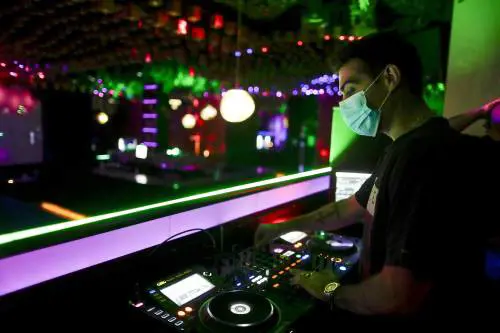 Si avvicina la riapertura delle discoteche. E intanto scoppia il caso "Billionaire"