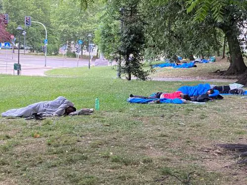 Il centro di Milano diventa dormitorio per gli immigrati con il sacco a pelo
