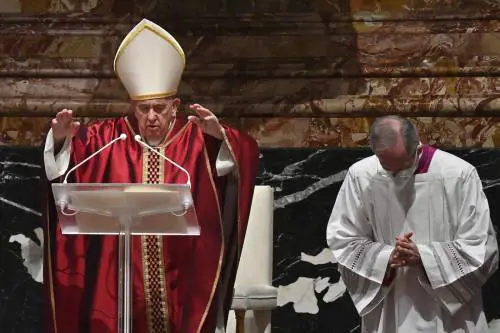 Blindata la Messa in latino: uno strano vento nella Chiesa