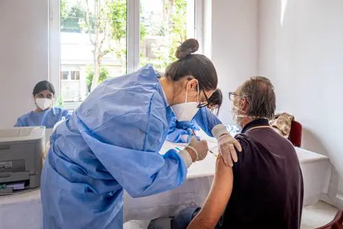 No ristoranti e bar, sì cinema e stadi. Ecco la via italiana al pass vaccinale