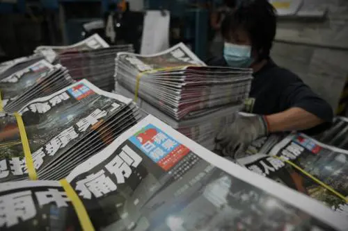 Oggi l'ultima copia dell'Apple Daily. Così Pechino schiaccia l'informazione