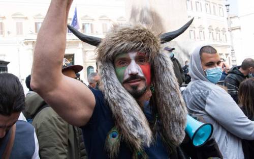 Testate da "sciamano": al centro commerciale finisce male Testate da "sciamano": al centro commerciale finisce male
