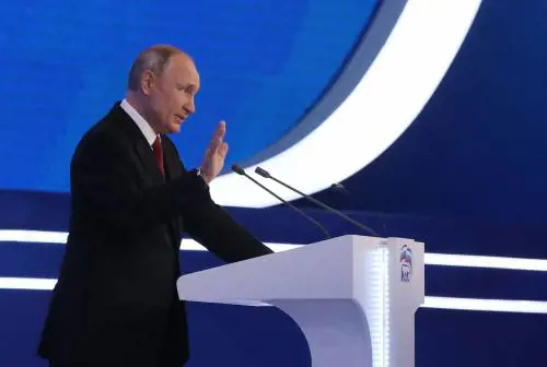 Soldati russi nel Donbass ma Mosca smentisce. L'Ue: "Via dall'Ucraina"