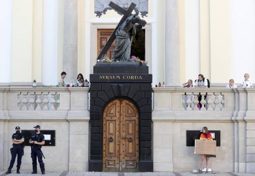 La Chiesa adesso è sotto assedio: chi vuole farla fuori