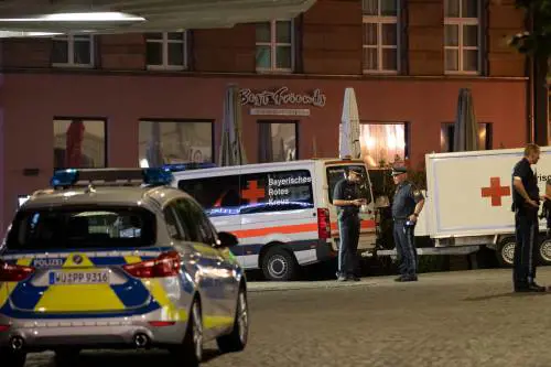 L'urlo "Allah Akbar". Poi accoltella in piazza: tre vittime e 11 feriti.