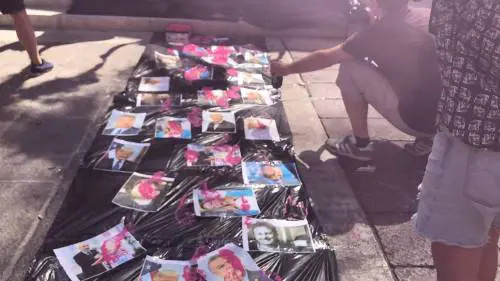 Lo sfregio al Gay Pride: calpestati i volti dei leader di destra