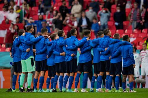 Azzurri tutti in piedi. E anche l'asso di colore non si genuflette