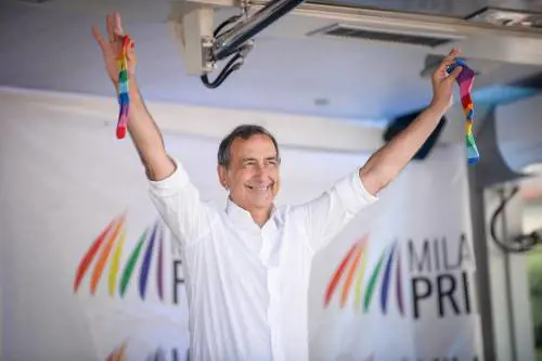 Sala sul palco del Pride pressa anche il Pd: "Il tempo è scaduto"
