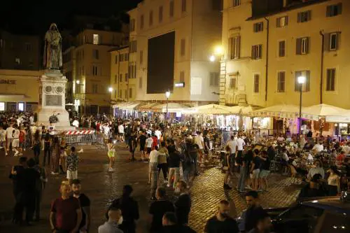 La minaccia sulla mascherina: "Costretti a rimetterle..."