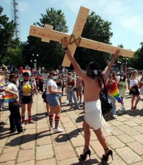 Il gay pride blasfemo fa esplodere le polemiche