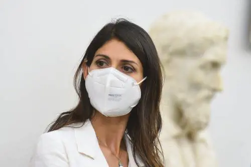 Anche la Raggi a valanga sul reddito 5S: "Va corretto, così è intollerabile"
