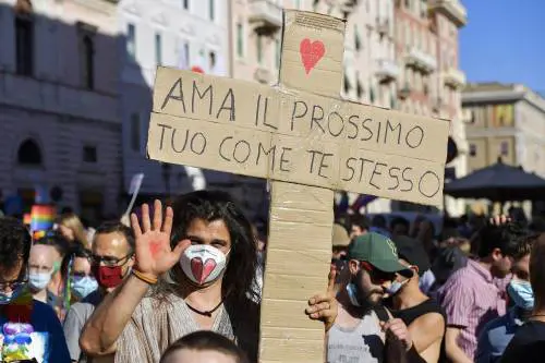 La bestemmia del Gay pride: il Cristo in gonna e tacchi