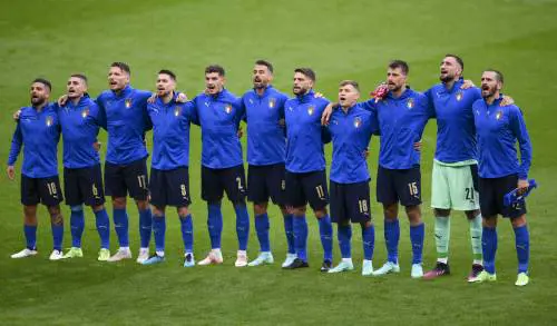 Se 11 azzurri in piedi diventano ambasciatori del Paese reale