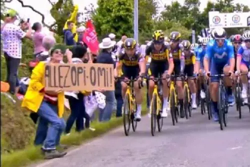 Tour, il no lungo un minuto contro il ciclismo Far west