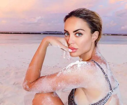 "In vacanza coi soldi degli altri". Elena Morali nel mirino del web