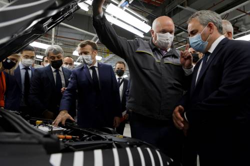 Non solo Macron-Le Pen. È Bertrand l'uomo forte nella corsa per l'Eliseo