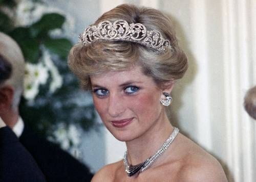 Risse, retroscena e grandi assenti: la verità sulla statua di Lady D.