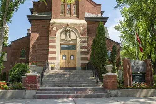 Assalti e chiese incendiate: l'incubo che scuote il Canada