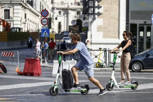 Arriva la stretta sui monopattini: ecco cosa cambia ora