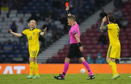 L'insulto all'arbitro italiano: "Ridicolo..."