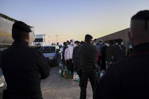 Migranti morti nel naufragio, sbarchi a raffica e hotspot al collasso: caos Lampedusa