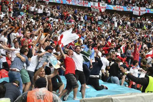 La Germania contro l'Uefa: "Irresponsabile folle negli stadi"
