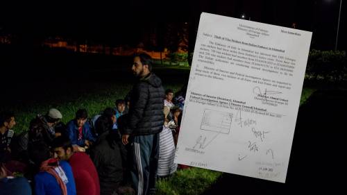 In foto migranti pakistani e afghani arrivati in Italia