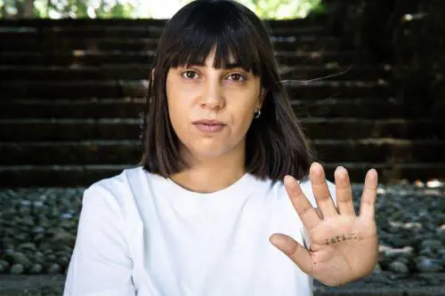 Il fratello sbugiarda Malika: "Ecco perché vi ha chiesto i soldi"