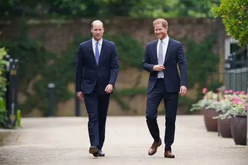 La frase inequivocabile e un drink: così William e Harry cercano la pace