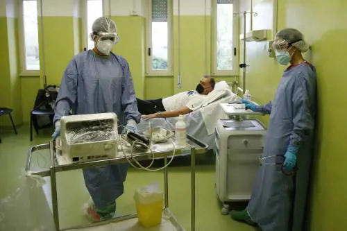 Il virus rallenta: incidenza in calo e ospedali sotto controllo
