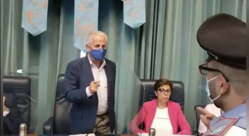 "Senza mascherina", ma la grillina fa una figuraccia