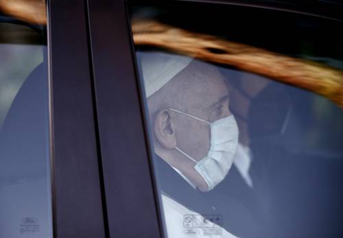 Papa Francesco mentre si trova in automobile (Immagine d'archivio)