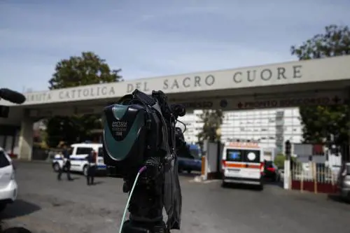 Papa Francesco operato al colon, resterà in ospedale almeno 5 giorni
