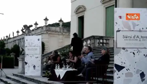 Corona e la Berlinguer si riabbracciano: "La Rai ci ha separato"