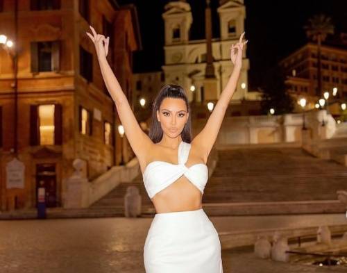 Kim Kardashian a Roma. Ma gli italiani non le perdonano la gaffe