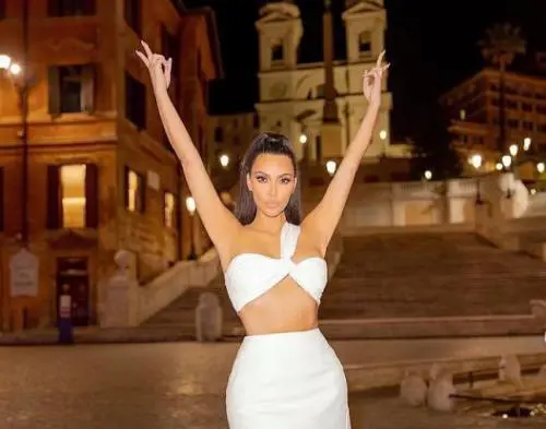 Kim Kardashian a Roma. Ma gli italiani non le perdonano la gaffe
