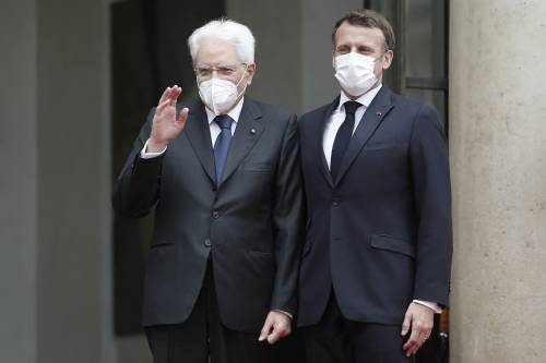 "L'Italia lasciata sola...": l'omaggio di Macron a Mattarella