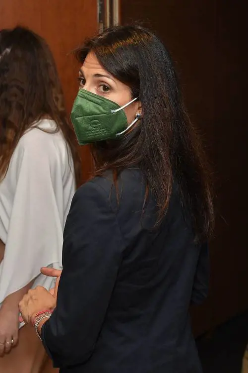"Falsa testimonianza". La procura di Roma indaga su Virginia Raggi