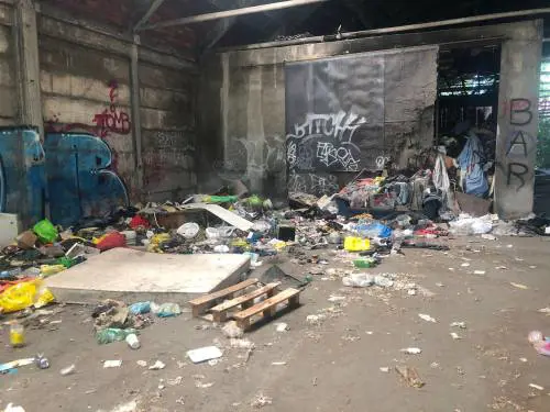 Il "centro culturale": è un edificio occupato da clandestini