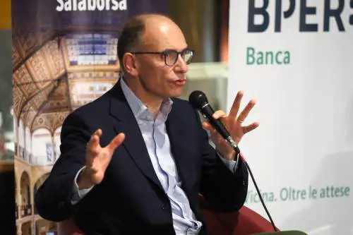 Letta rischiatutto. E scatta l'ira dei dem: "Così fa schiantare il partito..."