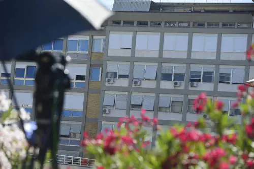 Lesioni e maltrattamenti: indagato il medico che operò il Papa