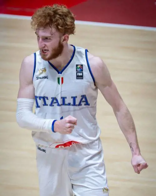 La barba rossa di Nico simbolo dell'Italbasket che incendia i Giochi