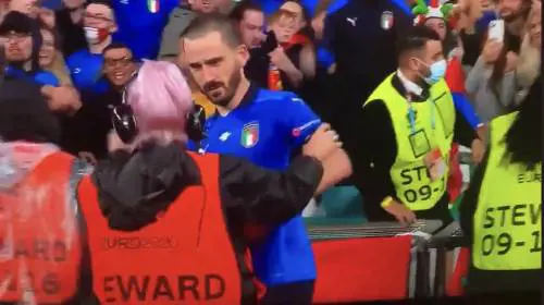 "Ma tu chi c... sei?" E Bonucci viene scambiato per invasore. Scoppia il caos a Wembley