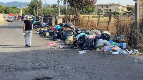 Roma, rifiuti inondano la strada a Tor Bella Monaca