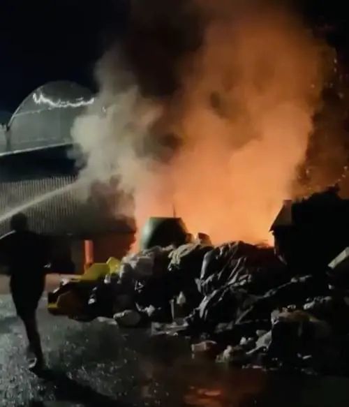 Caos rifiuti a Roma: cassonetti in fiamme e cittadini in rivolta