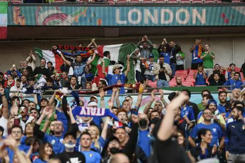 Giochi senza tifo e Wembley pieno. Feste in piazza con la mascherina