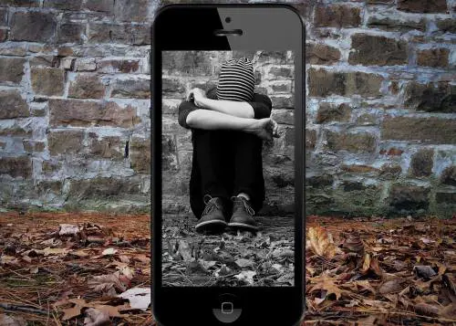 "Bruciamola, muoia dissanguata, fa schifo". 13enne insultata nella chat delle compagne