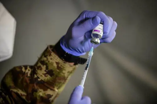 Tra i "medici Covid" del punto vaccinale Difesa
