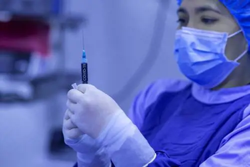 Nuove reazioni avverse al vaccino anti-Covid: "Ma i casi sono rari"
