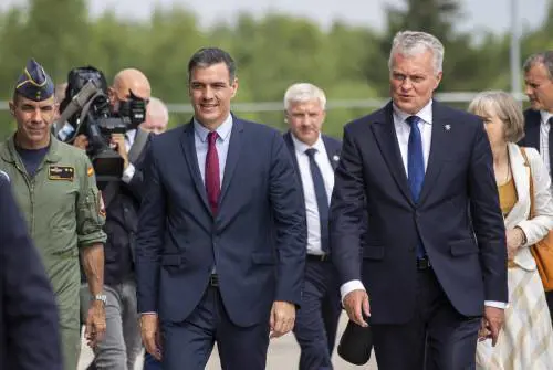 Lituania, fuori programma da paura per Sánchez. Due caccia russi violano lo spazio aereo: è fuga